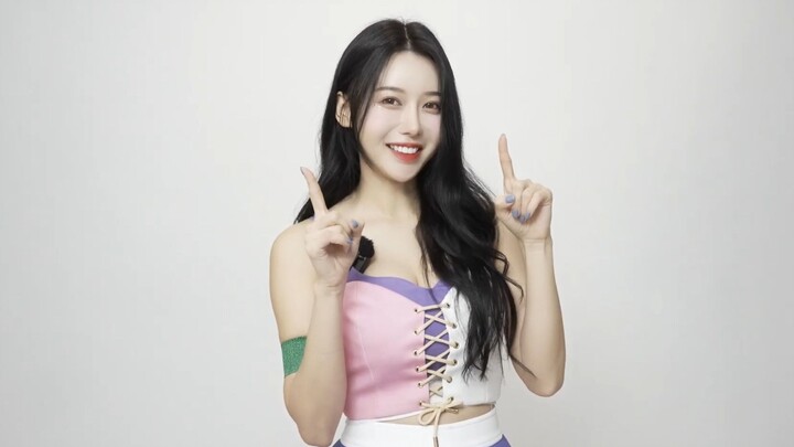 Sexy and cute beauty Li Yaying dances in her first performance as a cheerleader in the Taiwan Basket