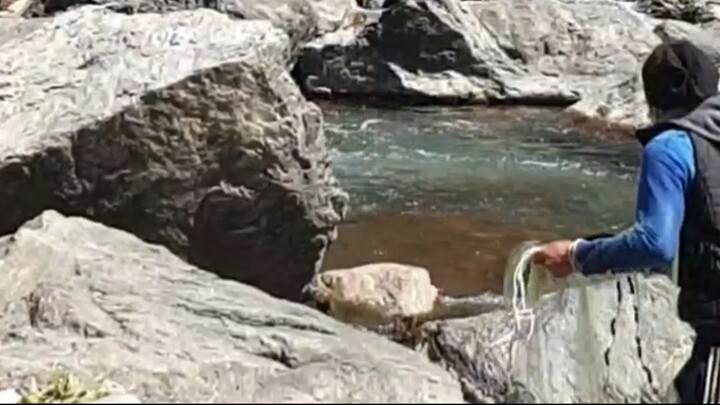 cast net fishing in Nepal | himalayan trout fishing with handmade cast net |