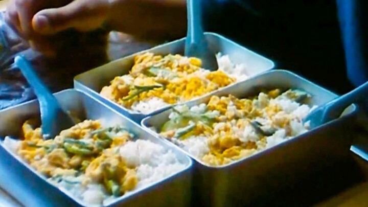 Cuma Rp35.000 buat satu ayam Texas, Li Liqun gigit telinga babi—pantau adegan makan nikmat di kereta