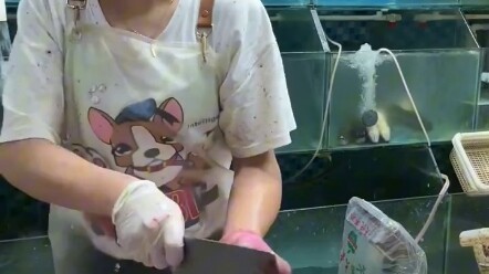 Have you ever seen such a lightning-fast way to kill a turtle? #FishSellerGirl#KitchenKnife#Food