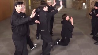 【SEVENTEEN】พวกเขาจะไม่ทะเลาะกันจริงๆ จนกว่าพวกเขาจะอายุ 70 ปีใช่ไหม?