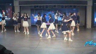 DDD: Lantainya sangat licin, aku suka~