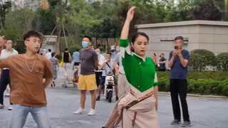 四川成都21岁女孩跳锅庄，引来上1000路人学习，这舞姿真不敢相信
