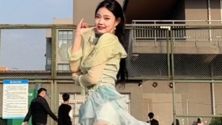 Thirsty green fairy skirt is a super authentic dance!