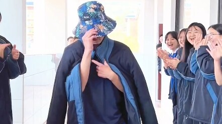 The students couldn’t hold back any longer when they saw their teachers doing a runway walk, so duri