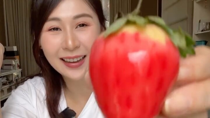 Strawberry megalodon ..  bentuk nya cantik ya..,,   gimana kalau rasa nya