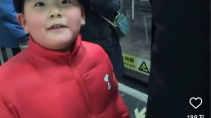[Overseas Perspective] Chinese Little Boy Asks Black Man, "Why Are You So Dark?"