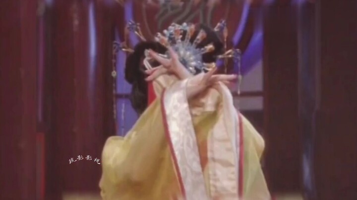 她跳舞怎么可以这样美，都转成陀螺了步摇却一次也没甩到脸上