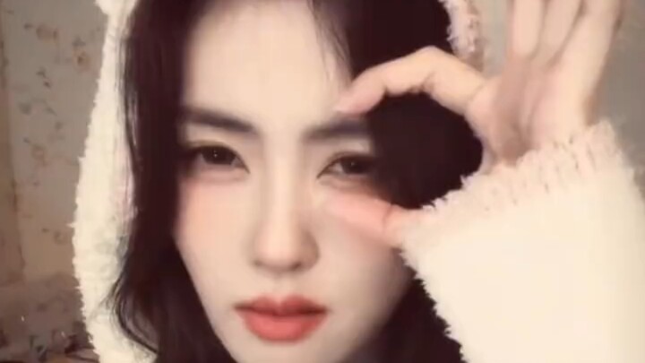 Bai Lu truly is the goddess of drama promotions; she never fails to dazzle.