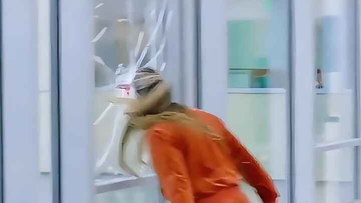 A pregnant woman suddenly saw a woman frantically headbutting the glass in the hospital.