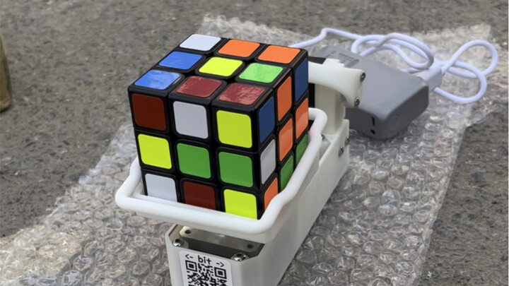 I snagged a cube-solving robot on Xianyu.