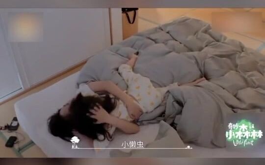 Tan Songyun and Emma kicked off their clingy routine first thing in the morning, melting everyone’s 