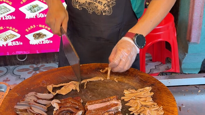 Shantou’s goose meat rice, priced at 388 yuan a bowl, is incredibly delicious.