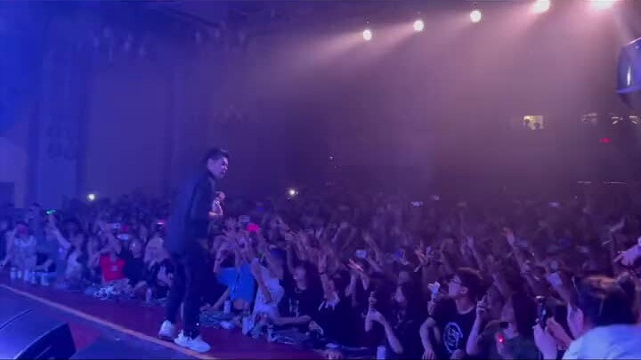 Zhou Mi is so funny—during the performance, he accidentally flung his dad’s prayer beads right off!