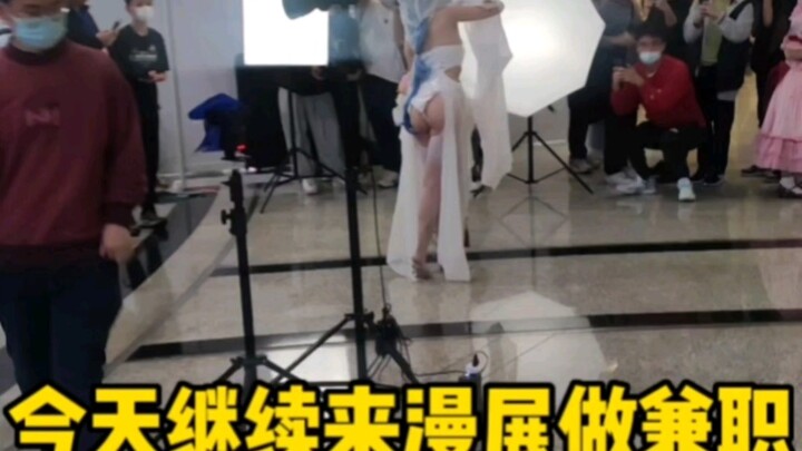 Hari ini lanjut kerja paruh waktu di pameran komik, ternyata banyak sekali cewek-cewek cantik!