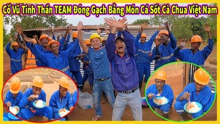 Niềm Vui Của Các Anh TEAM Đóng Gạch Khi Lần Đầu Được Thưởng Thức Món Cá Sốt VIỆT NAM