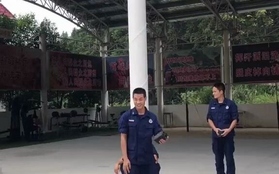 Kudengar teman-teman pemadam kebakaran melempar bom api terdengar begitu lembut.... Pokoknya aku tid