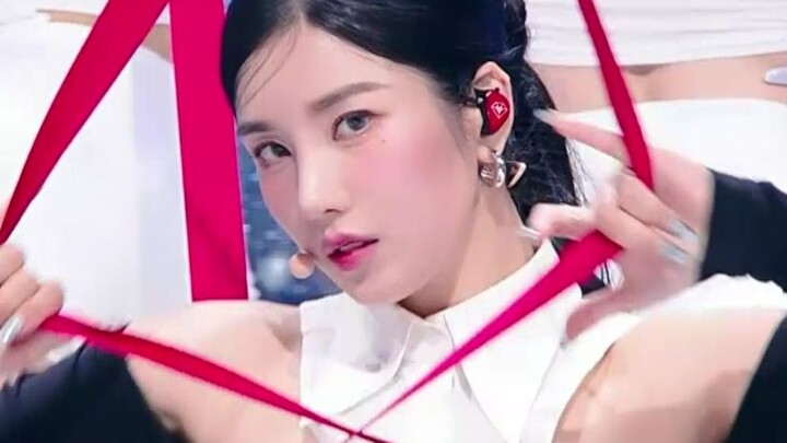 Kwon Eun-bi's latest comeback track, "The Flash," first performance stage