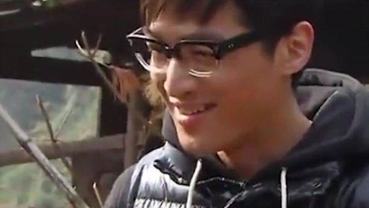 胡歌曾靠一首歌爆红，却被无数人当作演员，谁还记得他支教的事？