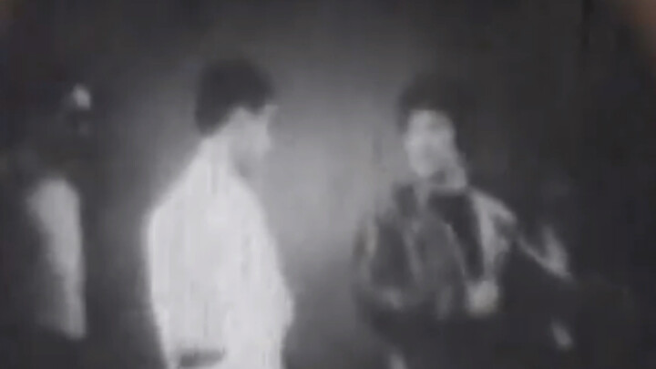 لقطات نادرة للي بروس لي في قتال حقيقي، لقد ركل شخصًا بالفعل وأرسله محلقًا في الهواء