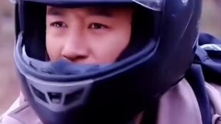 Gadis itu berlari melewati lampu merah di rel kereta api dan menabrak seseorang alih-alih mendengark