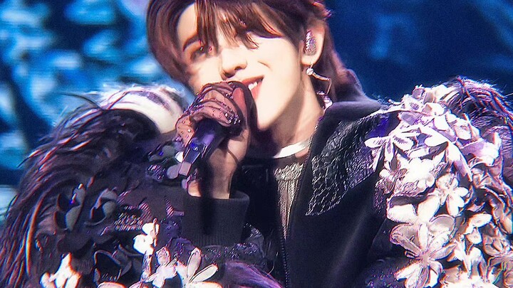 في عينيه، طموح من يسعى للسيطرة.