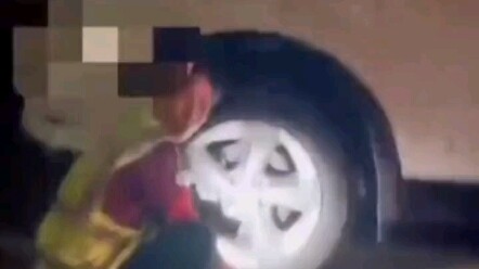 Seorang wanita tanpa sengaja bertemu petugas parkir yang mengempiskan ban mobilnya; sang petugas ber