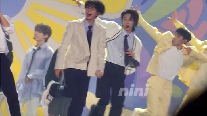 [Yoon Jeonghan] Bunny, I didn't catch up? Bunny, did I dance wrong? It's okay, I'll just get by with