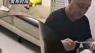 Mom posts photos of her teenage son's appetite, leaving dad speechless; netizens comment: "At this a