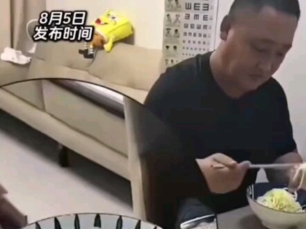 أظهرت الأم كمية الطعام التي يتناولها ابنها في سن المراهقة، فأذهلت الأب الذي كان بجانبها. علق أحد الم