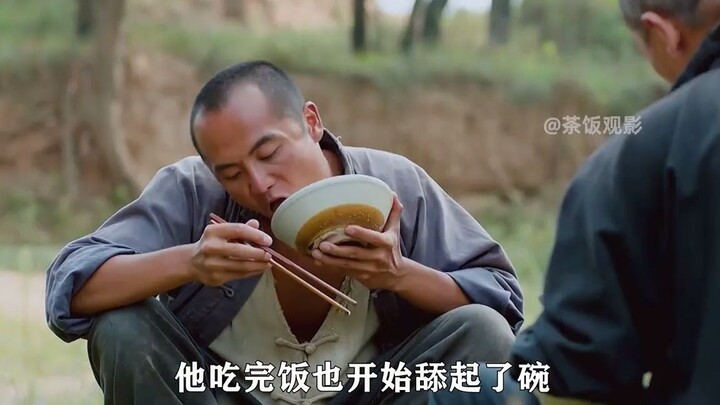 The old man is so stingy—he even skimps on chili when eating noodles, and only cares about money whe