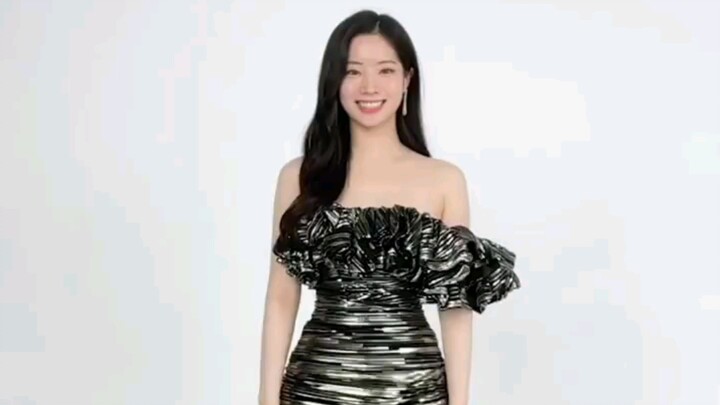 Twice's new Japanese single Celebrate, solo dance straight shot of Kim Da Hyun, a white tofu with a 