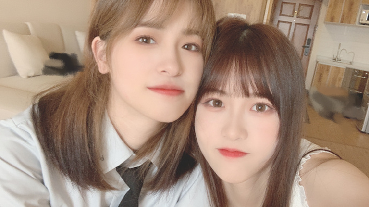 Xinlu and her partner dance to “Just a Little Bit,” getting shipper-baited by the director of the K-