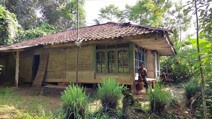 TENTRAMNYA.. Tinggal Sendiri Di Rumah Terpencil Di Pinggir Hutan | Pedesaan Sunda Jawa Barat