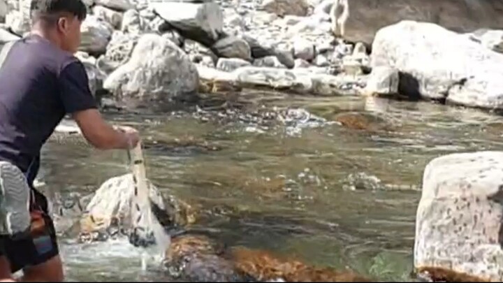 cast net fishing in Nepal | himalayan trout fishing with handmade cast net \
