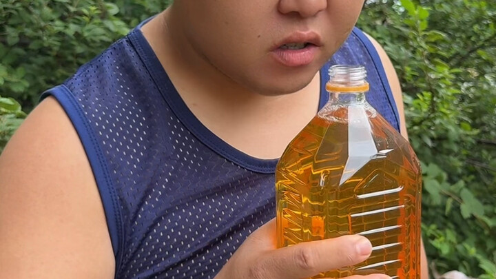 Chugging a whole bottle of water in one go—I’m done! #Review #Debunking #DrinkingWater