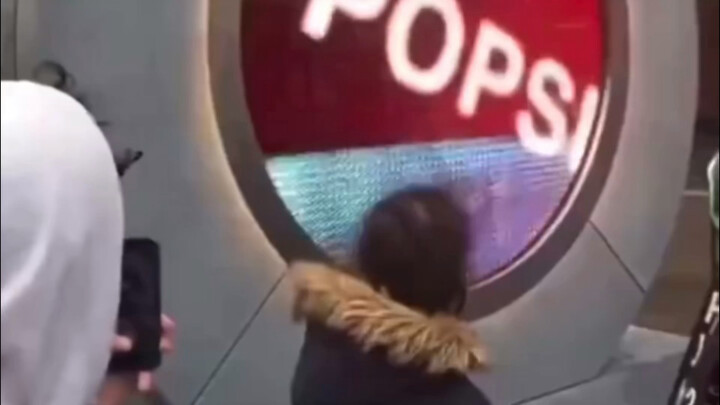 New York and Dublin installed a video portal between the two cities to facilitate friendly exchanges