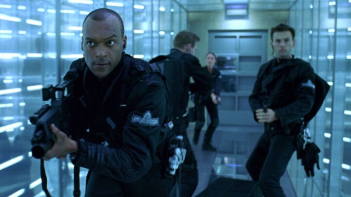 ชมฉากอันโด่งดังทั้งห้าของ Colin Salmon บนสถานี B ด้วยการตัดด้วยเลเซอร์แบบรังผึ้ง