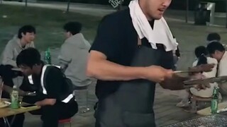 It's midnight, a guy is selling barbecue on the side of the road And at that moment,