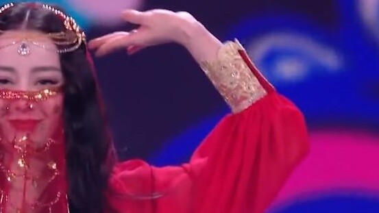 Dilireba ตัวจริงสวยกว่าในรูปและวิดีโอหรือเปล่า? ชมคอมเมนต์ชาวเน็ตต่างประเทศเกี่ยวกับงานเลี้ยงปีใหม่ 