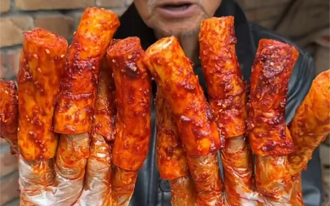 Makanan nostalgia masa kecil—lima batang mi pedas sudah siap
