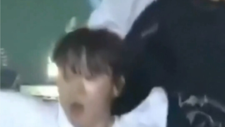 حادثة المسرح لـ Seventeen... إذا لم يسبق لأي أحد أن شاهد هذا الفيديو، فسأحزن جدًا، موافق؟