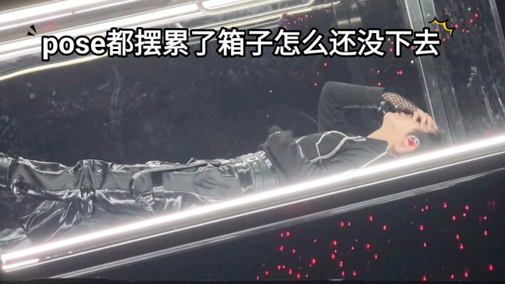 ميم شيو أنكور – كنتُ أظن أنها مجرد تصميم للمسرح، لكنني رأيت لي هاي تشان يزحف مذعورًا من الصندوق ويهر