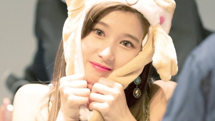 เมื่อซานะแห่ง TWICE ได้ยินแฟนคลับสาวบอกว่าเธอมีแฟนผู้หญิงในงานเซ็นหนังสือ