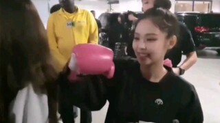 【BLACKPINK】Jennie "punched" Kim Ji-soo! Don't spoil her Jisoo!