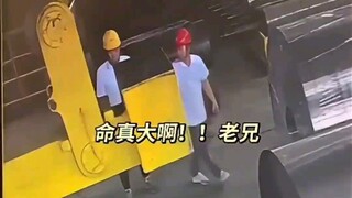 如果钢卷滑下来会发生什么？这位大哥真应该好好感谢红帽子人员