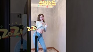 Sexy Asian girl dance