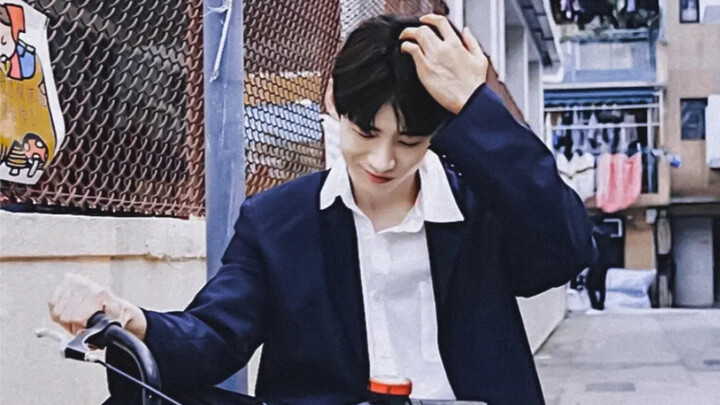 يا للهول! وجه كهذا لو لم يلعب دور اللقيط المهذب فسيكون إهدارًا حقيقيًا للموهبة!!