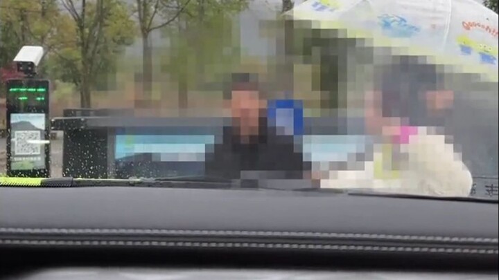 Lan Zhan encounters a scammer while traveling abroad! Firmly stand up for your rights—don’t let them