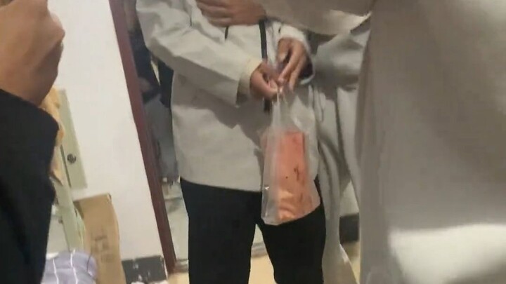สรุปแล้วใครยังไม่ได้กินไส้กรอกย่างที่หัวหน้าห้องซื้อมาบ้างนะ?